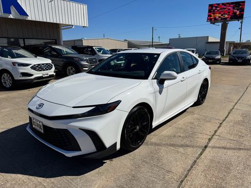 Used 2025 Toyota Camry SE image 1