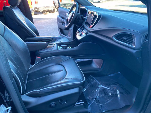 Used 2025 Chrysler Pacifica Limited FWD image 41