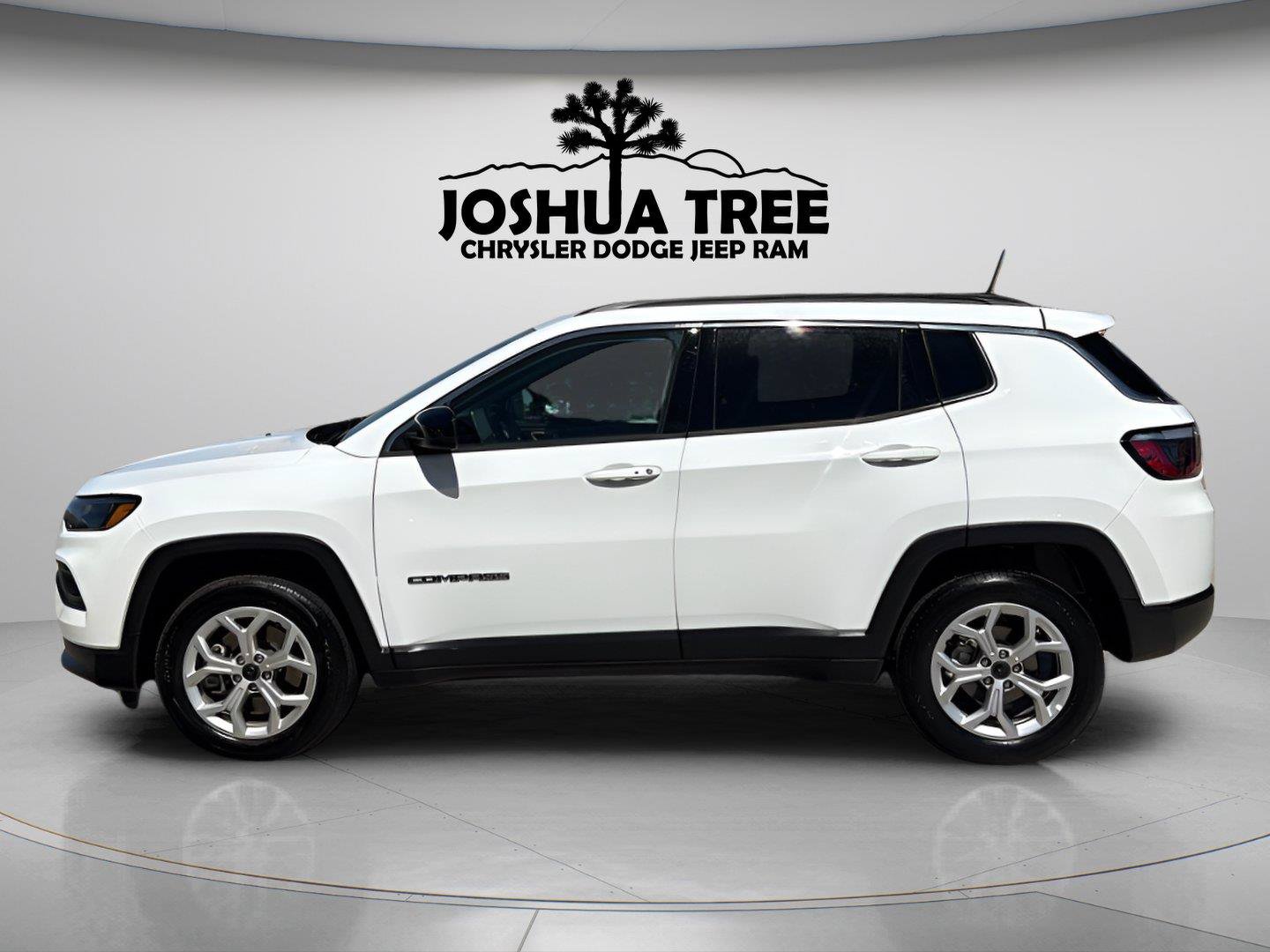 Used 2025 Jeep Compass Latitude AWD/4WD image 4