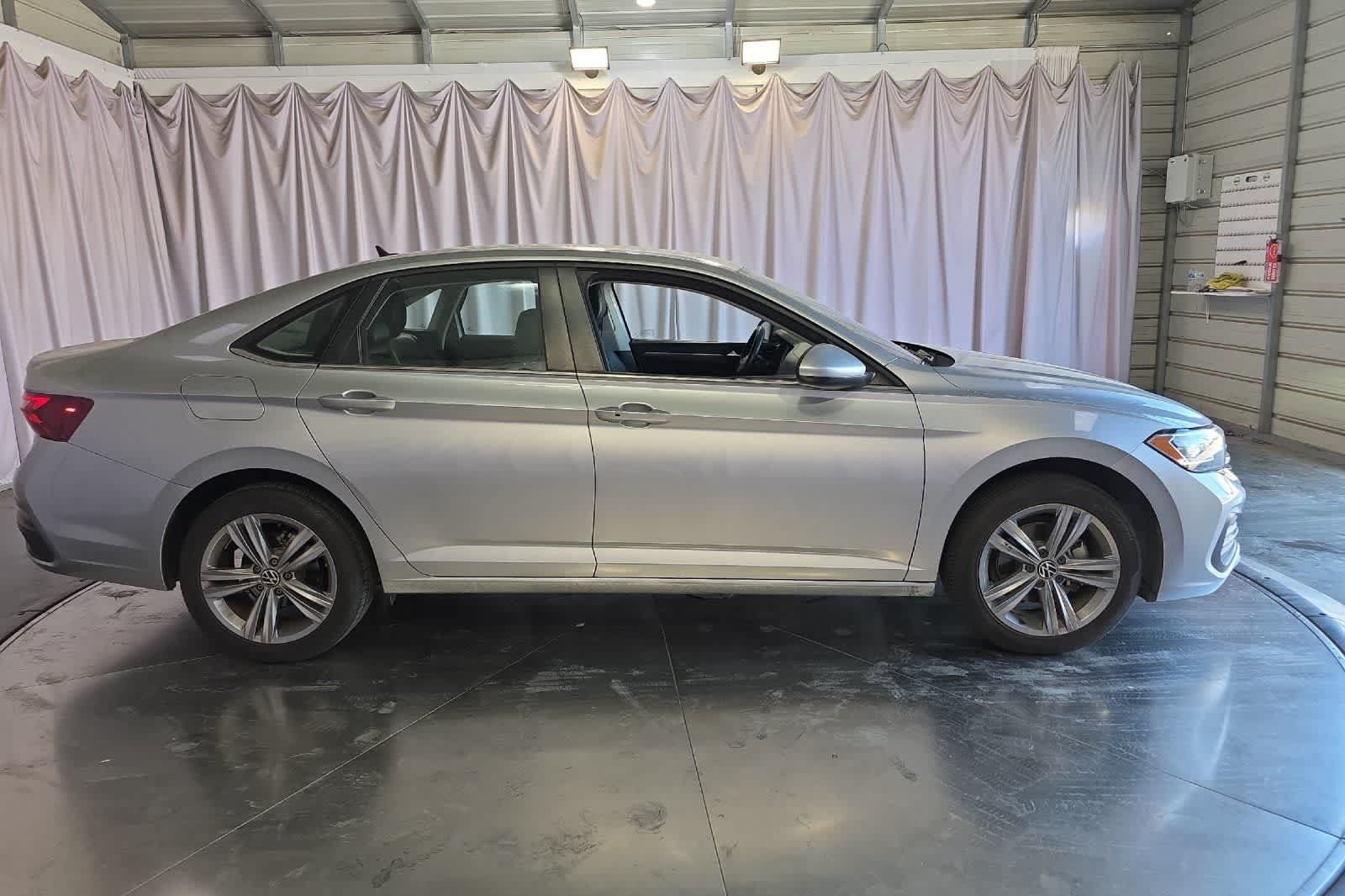 Used 2024 Volkswagen Jetta SE FWD image 9