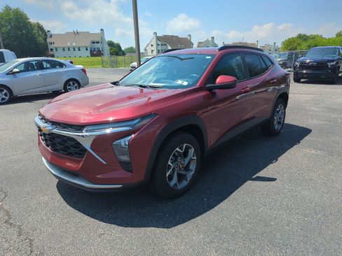 Used 2025 Chevrolet Trax LT w/ Driver Confidence Package FWD image 3