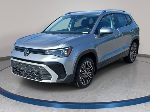 Used 2025 Volkswagen Taos SE image 1