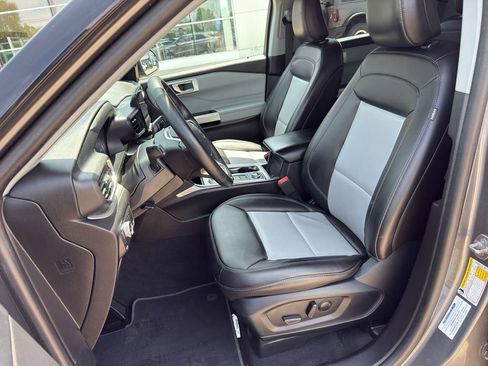 Used 2022 Ford Explorer XLT w/ Equipment Group 202A image 10