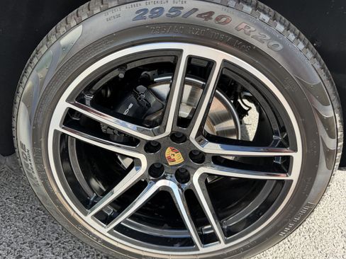 Certified 2021 Porsche Macan image 9