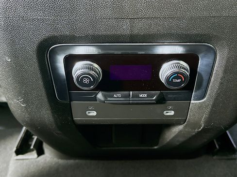 Used 2024 GMC Yukon XL SLT image 28