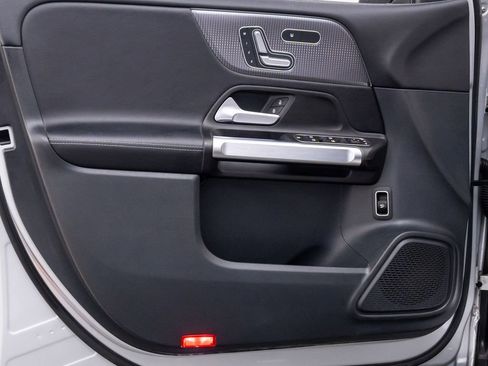 Used 2022 Mercedes-Benz GLB 250 4MATIC image 13