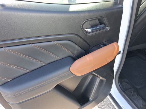 Used 2025 GMC Canyon AT4 AWD/4WD image 9