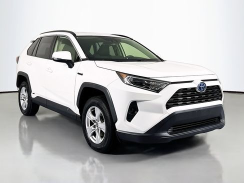 Used 2020 Toyota RAV4 XLE image 3