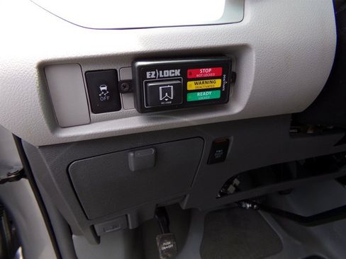 Used 2017 Toyota Sienna LE FWD image 23