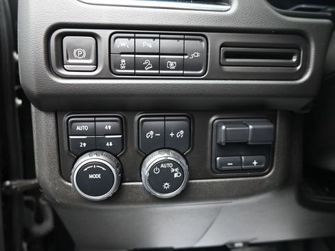 Used 2022 Chevrolet Tahoe Z71 w/ Luxury Package image 16