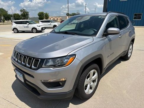 Used 2019 Jeep Compass Latitude w/ Cold Weather Group AWD/4WD image 2