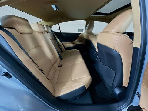 New 2025 Lexus ES 300h w/ Premium Package image 31