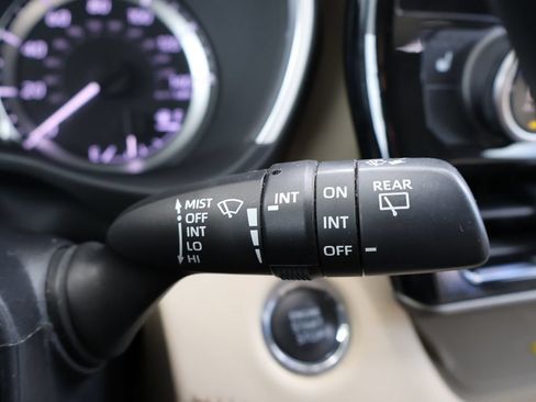 Used 2023 Toyota Highlander XLE FWD image 42
