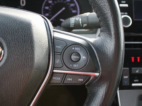 Used 2019 Toyota Avalon Limited image 9