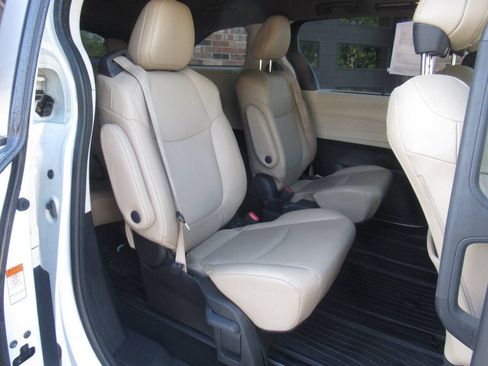 Used 2021 Toyota Sienna XLE AWD/4WD image 8