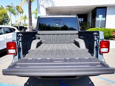 New 2025 Jeep Gladiator Sport image 18