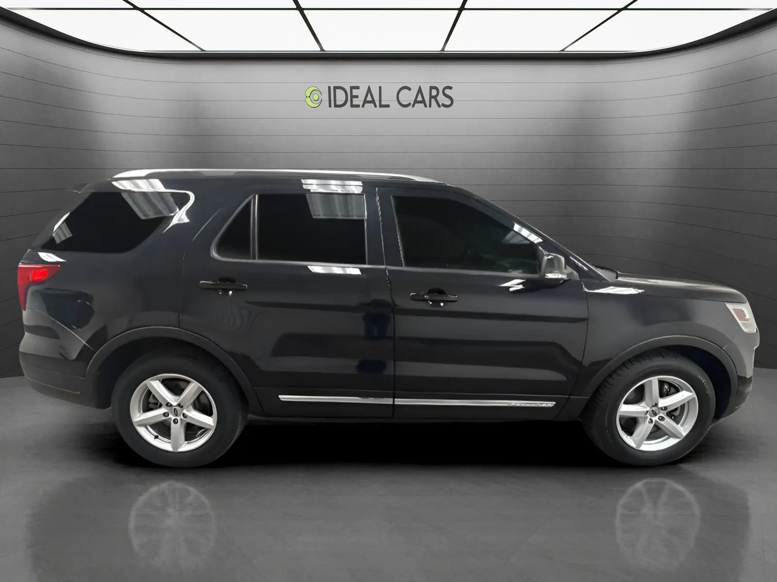 Used 2018 Ford Explorer XLT w/ Equipment Group 201A FWD image 4