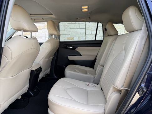 Used 2024 Toyota Highlander XLE FWD image 28