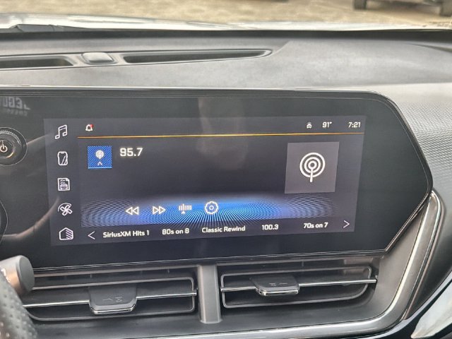 Certified 2025 Chevrolet Trax RS w/ Sunroof Package FWD image 13