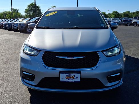 Used 2023 Chrysler Pacifica Touring FWD image 2