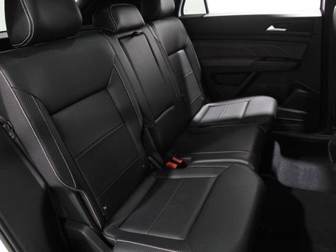 Certified 2021 Volkswagen Atlas Cross Sport SE w/ Panoramic Sunroof Package image 17