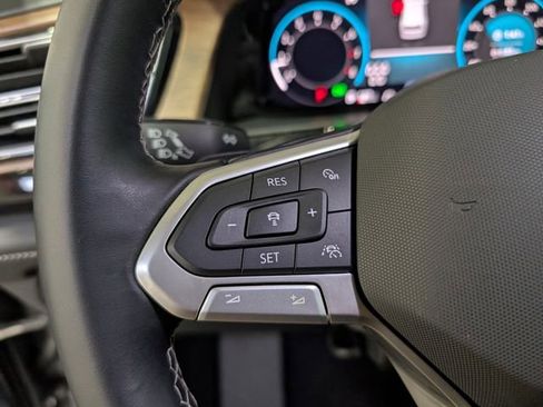 Used 2025 Volkswagen Atlas SE AWD/4WD image 19