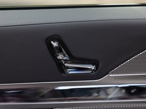 Used 2024 BMW 760i xDrive w/ Premium Package 2 image 21