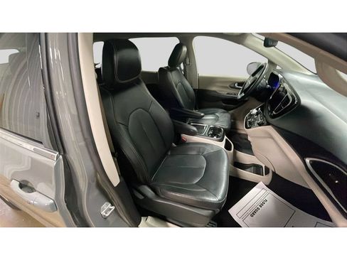 Used 2022 Chrysler Pacifica Touring-L FWD image 18