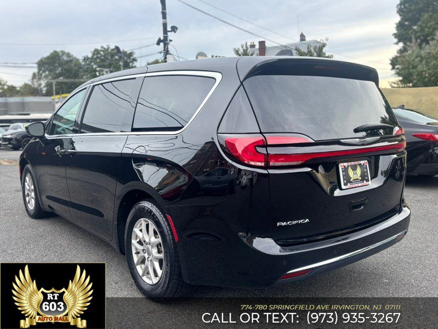 Used 2024 Chrysler Pacifica Touring-L FWD image 6