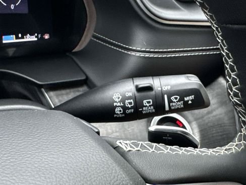 Used 2025 Jeep Grand Cherokee Limited AWD/4WD image 12