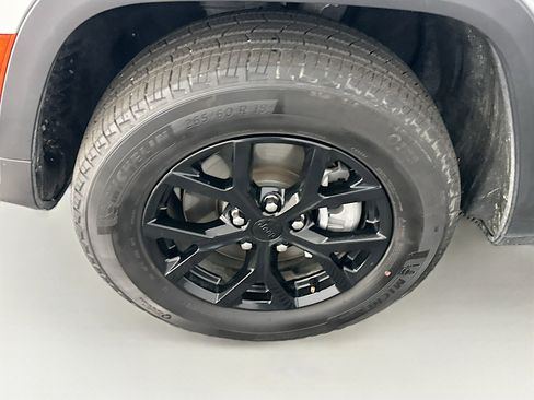 Used 2024 Jeep Grand Cherokee L Laredo image 11