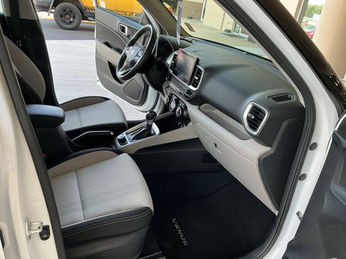 Certified 2025 Hyundai Venue SEL image 15