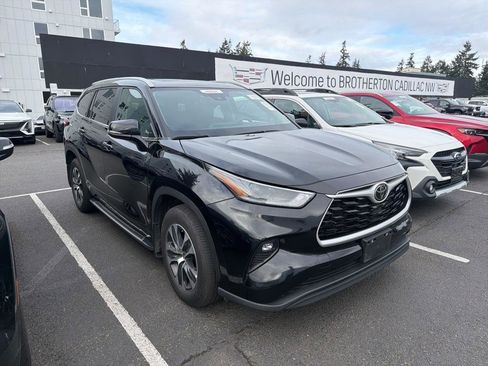Used 2023 Toyota Highlander XLE image 3