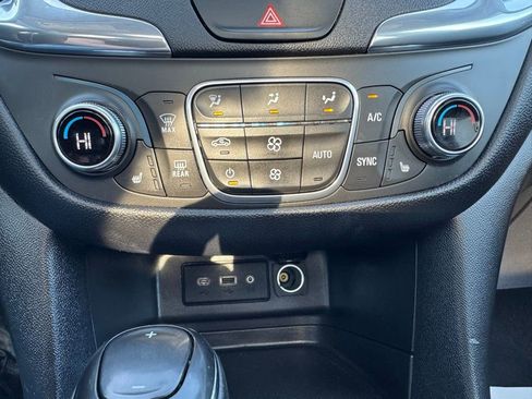 Used 2019 Chevrolet Equinox LT image 18