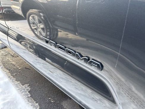 Used 2023 Toyota Tacoma TRD Off-Road image 9