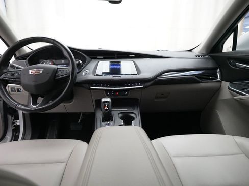 Used 2019 Cadillac XT4 Luxury w/ Cold Weather Package FWD image 5