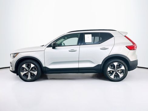 Used 2024 Volvo XC40 B5 Core w/ Climate Package image 4