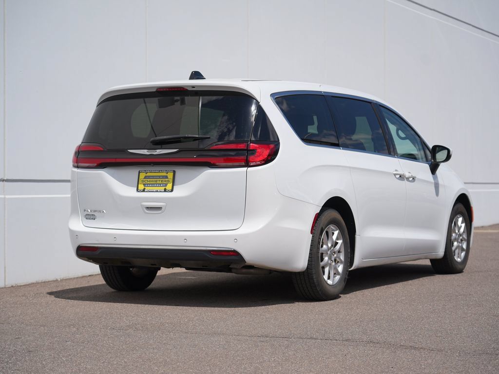 Used 2023 Chrysler Pacifica Touring-L FWD image 3