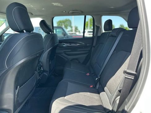 Used 2023 Jeep Grand Cherokee Laredo w/ Luxury Tech Group I image 9