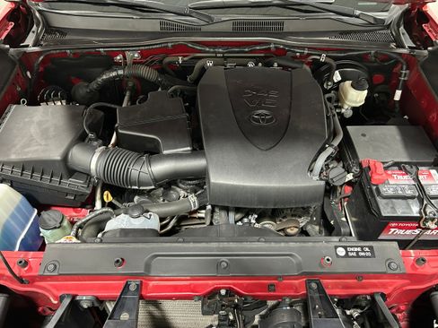 Used 2019 Toyota Tacoma TRD Sport image 16