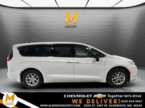 Used 2024 Chrysler Pacifica Touring-L image 1