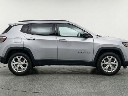 Used 2025 Jeep Compass Latitude AWD/4WD image 11
