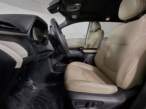 Used 2021 Toyota Sienna XLE w/ XLE Plus Package image 19