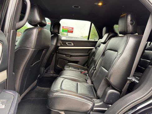 Used 2017 Ford Explorer XLT w/ Equipment Group 202A AWD/4WD image 11