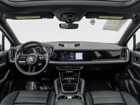 Certified 2025 Porsche Cayenne AWD/4WD image 21