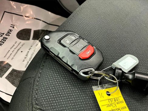 Used 2022 Jeep Gladiator Willys image 11