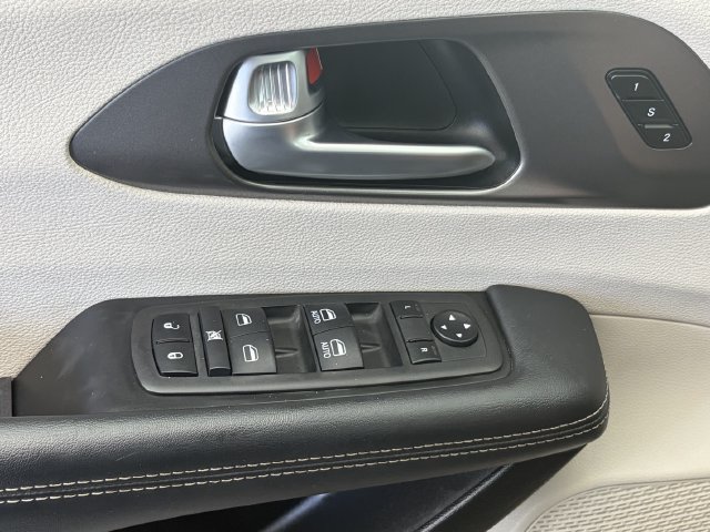 Used 2024 Chrysler Pacifica Touring-L FWD image 23