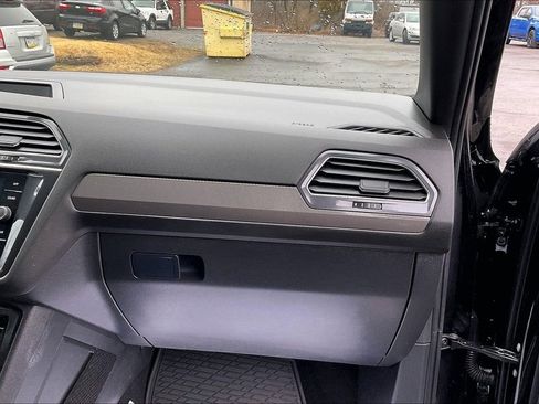 Used 2023 Volkswagen Tiguan SE R-Line image 15