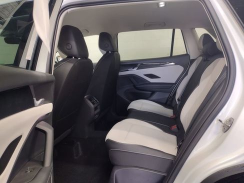 New 2025 Volkswagen Tiguan SE image 30