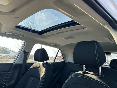 Used 2023 Hyundai Venue SEL image 22